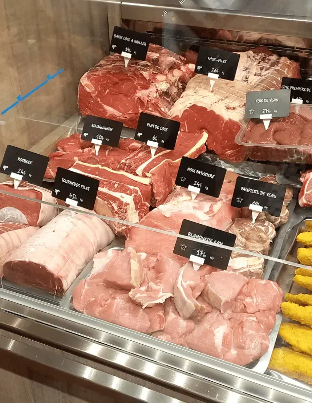 vitrine de viandes de la boucherie Beuve
