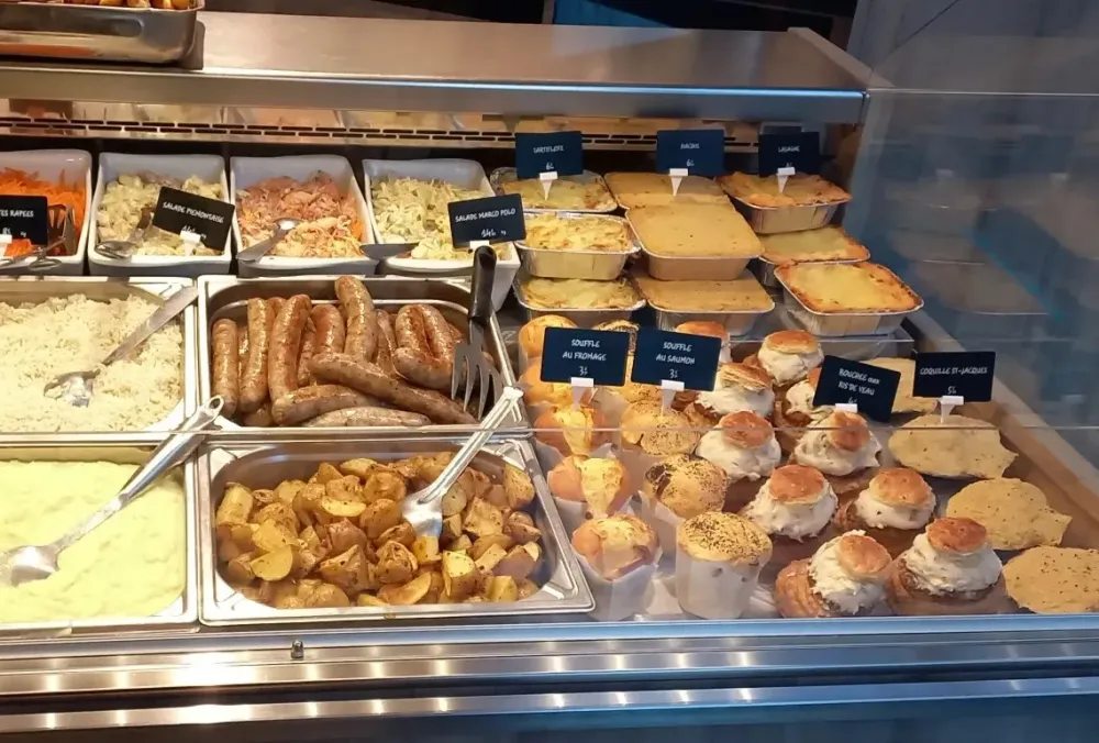 vitrine traiteur de la boucherie Beuve